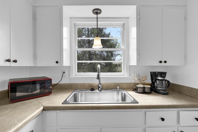 Building Photo - 305 Connell St