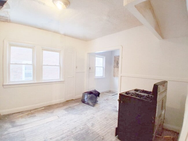 Building Photo - 3 BED, 1 BATH BEAUTIFUL SINGLE-FAMILY HOME IN CLEVELAND!