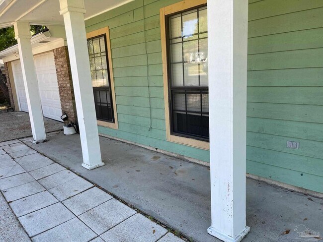 Building Photo - 4615 Gladstone Dr