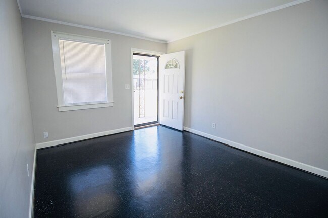 Building Photo - Charming 2-Bedroom Duplex in Rosewood – Available July 2026!