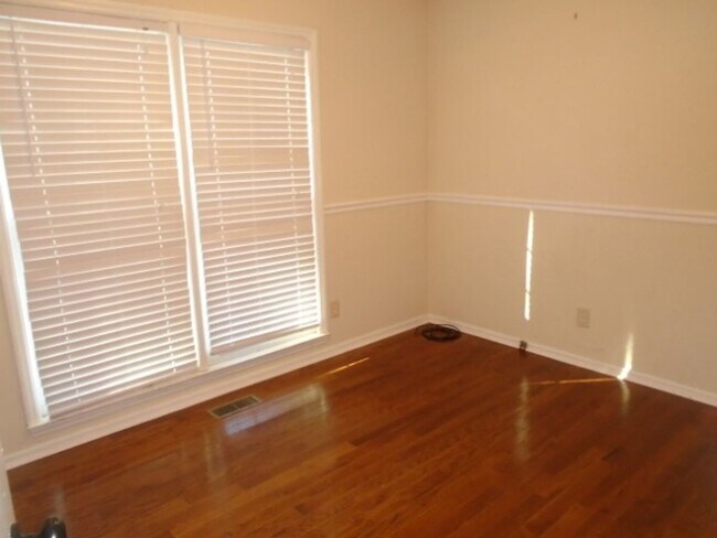 Building Photo - 3 Bedroom 2 Full Bathroom, Brick, Tri-Level Home in Mill Creek Farms Available Now!