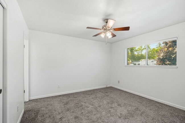 Building Photo - 2025 Sweetwater Dr