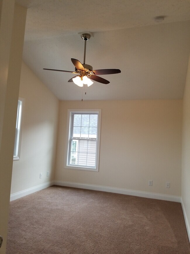 Building Photo - Beautiful and Modern 3 Bed 2.5 bath Home!