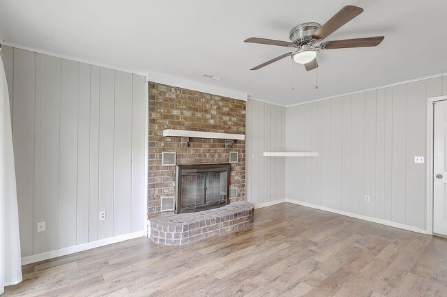 Building Photo - Gorgeous Family Home in Summerville!