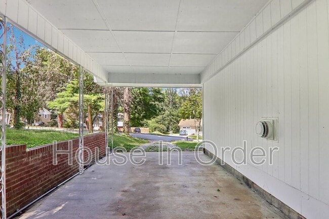 Building Photo - 325 Comet Dr