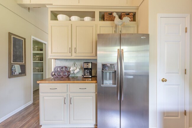 Building Photo - Fully Furnished Executive Condo