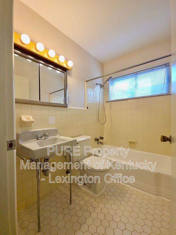 Building Photo - 114 Greenbrier Road