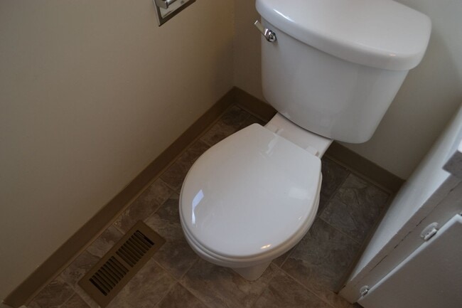Building Photo - Quaint two-bedroom charmer in Northeast Salem