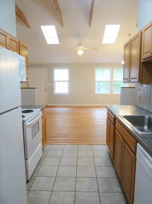 Building Photo - Great location! 4br house w/ parking, large rooms within walking distance to UNC Campus!