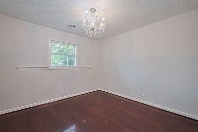 Building Photo - 8045 Ridgeview Dr