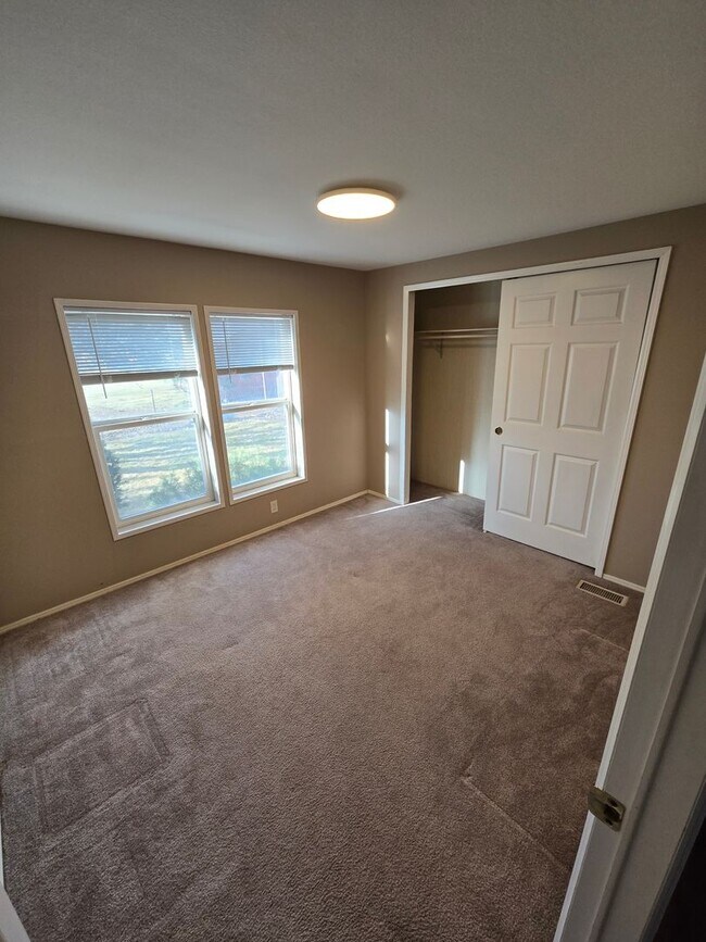 Building Photo - Beautiful Country Home, Powell Butte