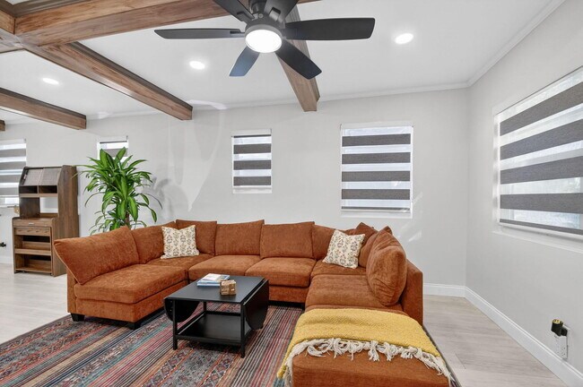 Building Photo - 1511 S Palmway