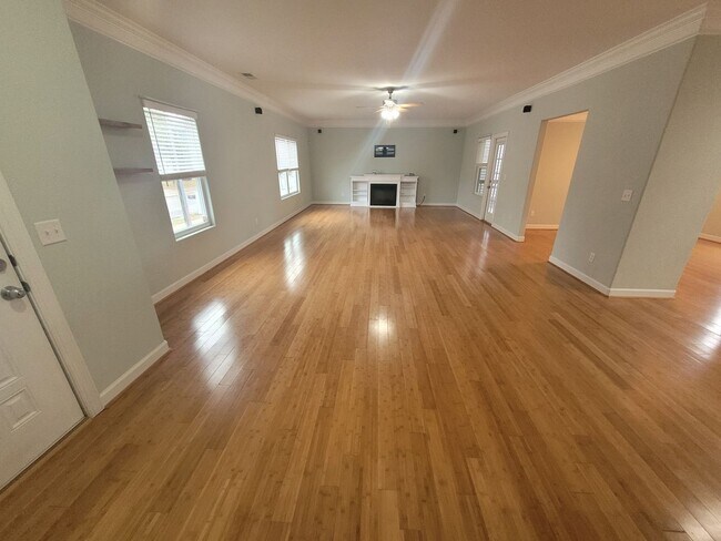 Building Photo - Stunning 4 Bedroom, 2.5 Bath Home Just 3 Blocks to Chesapeake Bay