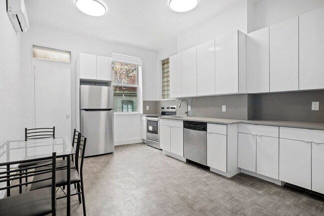 Building Photo - 257 W 19th St