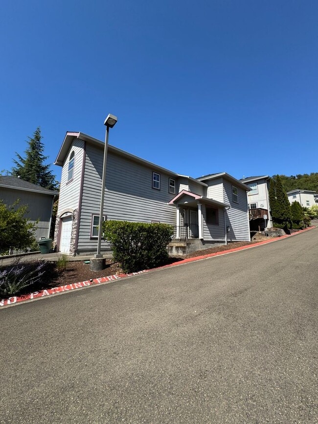 Building Photo - 3 Bedroom 2.5 Bath in Four Seasons HOA