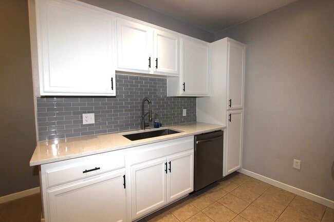 Building Photo - Light & Bright 2 bedroom 2 bathroom condo ...