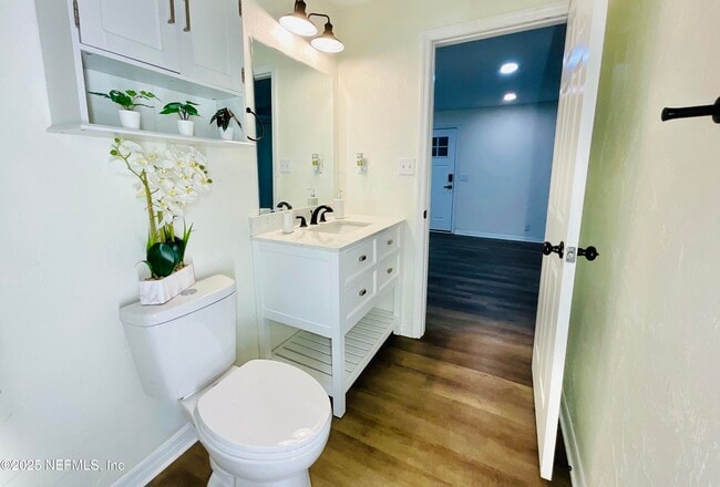 Building Photo - 18713 Charlotte Ave