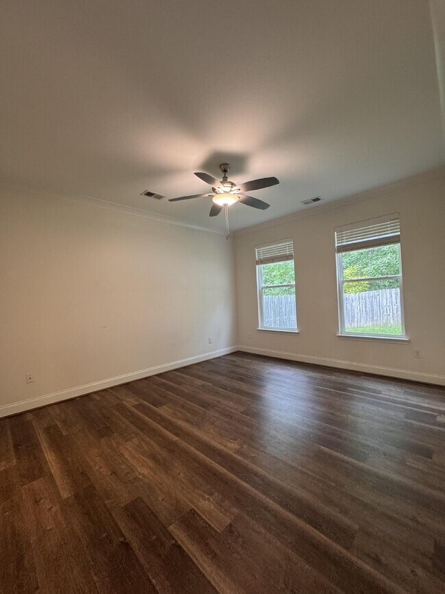 Building Photo - Beautiful 5-Bed, 3-Bath Home in Travelers ...