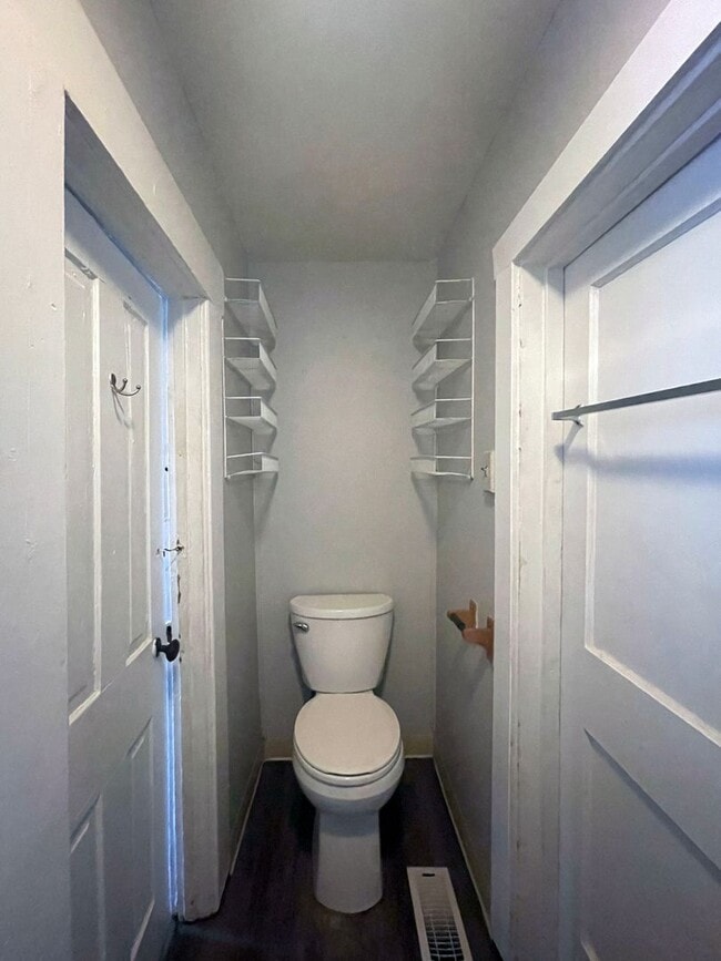 Building Photo - AVAILABLE NOW! Close to Campus