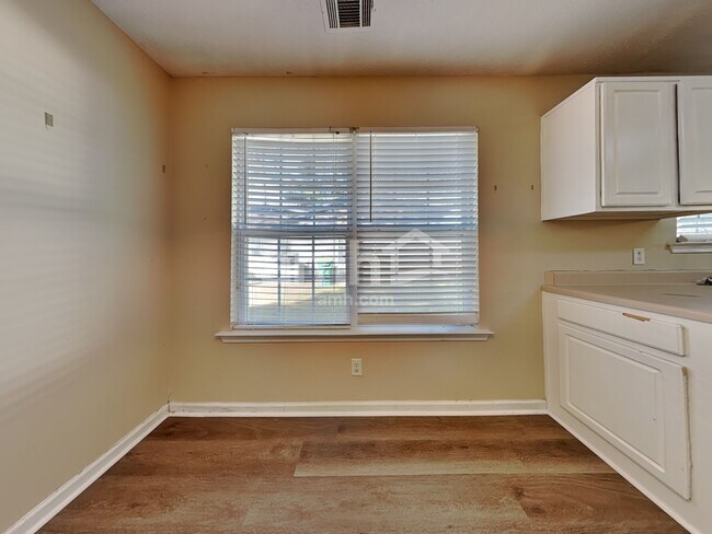 Building Photo - 263 Silver Brook Cir