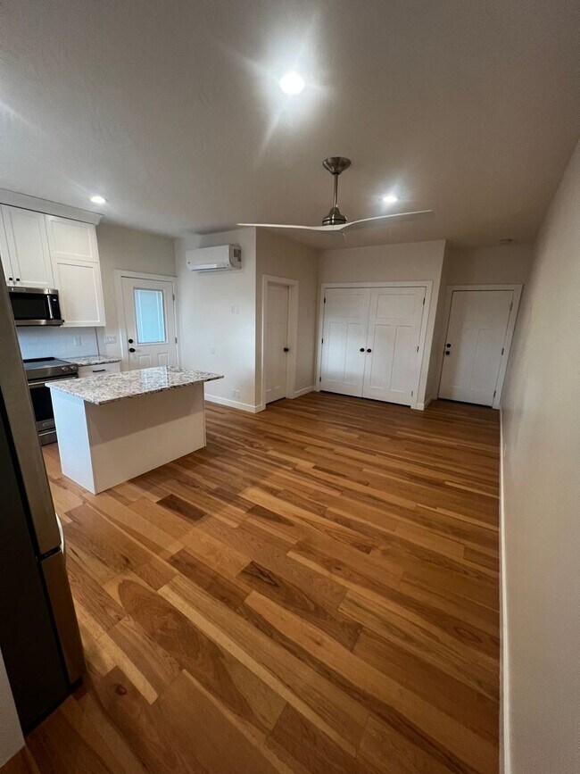 Building Photo - FF06