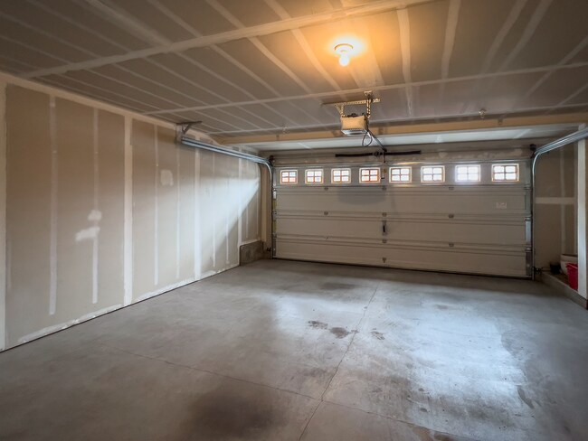 Building Photo - Enjoy this 3 Bedroom 2.5 Bathroom End Townhome ~ 2 Car Garage + Washer & Dryer! Great Cedar Mill ...