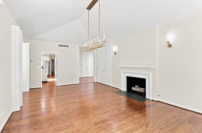 Building Photo - 820 Eucalyptus Ave