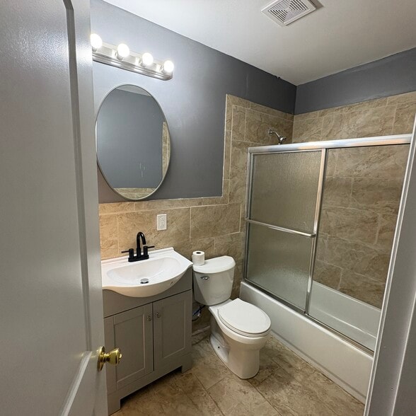 Building Photo - 825 Forest Lake Dr S