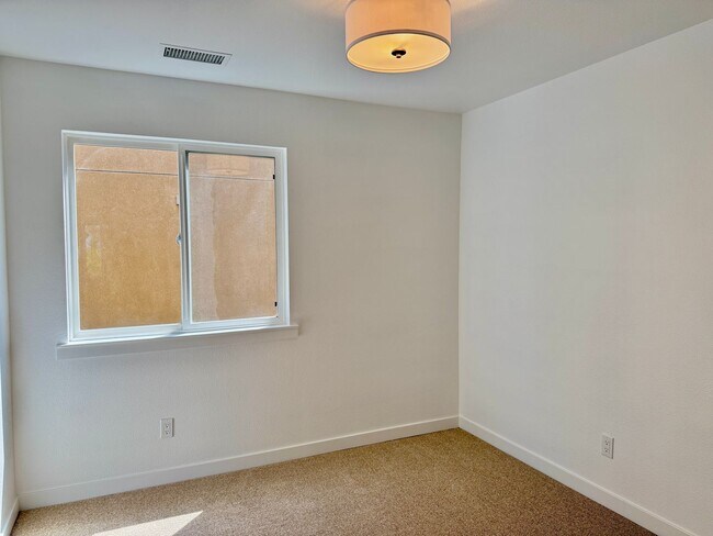 Building Photo - Beautiful 3BD/3.5BA Rowhome in Bankers Hil...