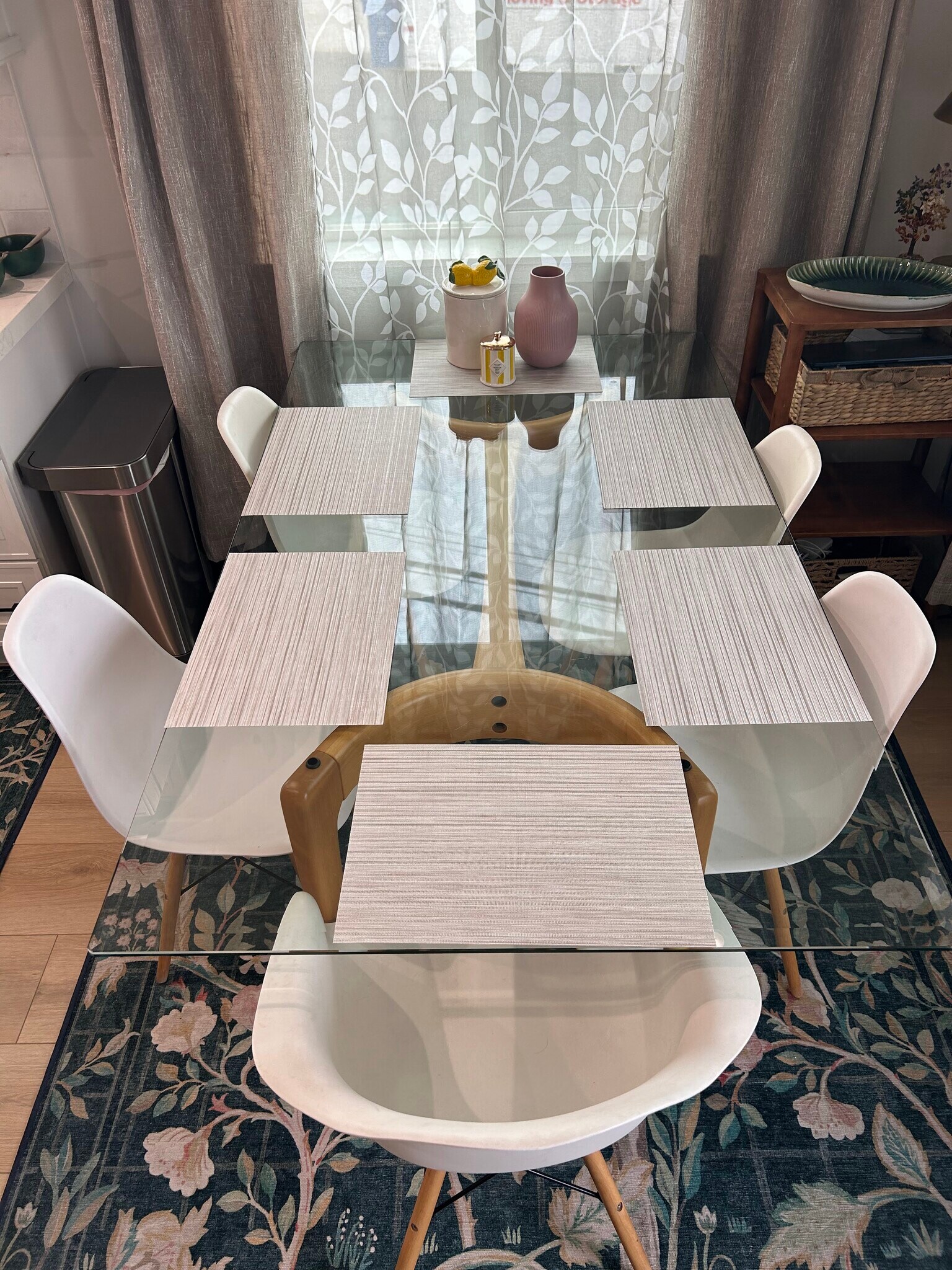 Beautiful dining table - 4415 Catalpa St