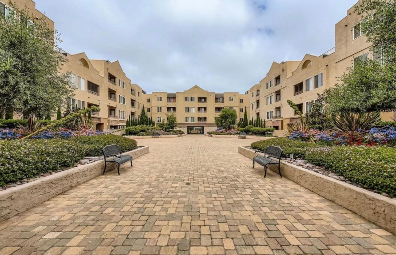 Building Photo - 8889 Caminito Plaza Centro