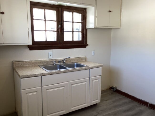 Building Photo - 4 bedroom Single Family