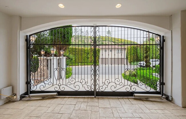 Building Photo - NO MIN CREDIT SCORE REQUIRED, BK OKAY, PAST EVICTION OKAY!, BACKGROUND FRIENDLY. Apply at "The Re...