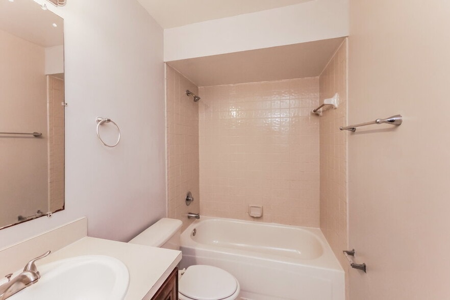 Building Photo - 3049 NW 72nd Ave