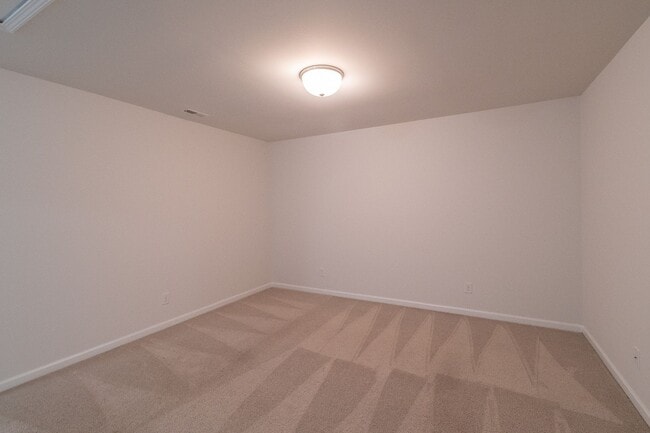 Building Photo - Freshly Renovated 4-Bedroom Home with Mode...