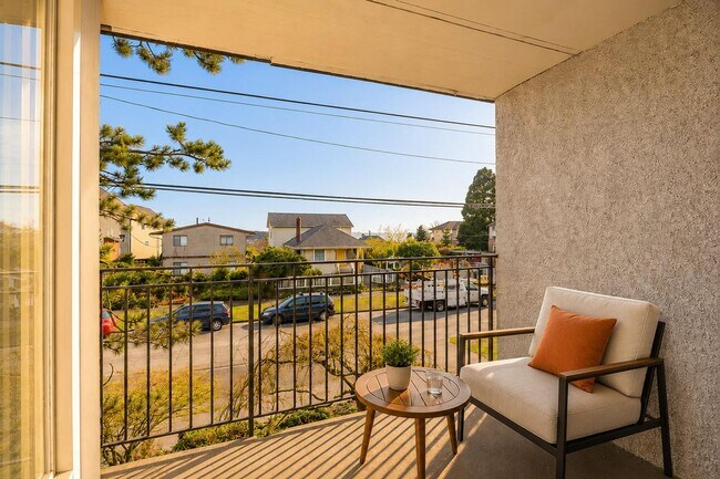 Building Photo - North Beacon Hill 1 Bedroom Apartment for Rent | Beacon Hill Light Rail Access, Balcony, Hardwood...