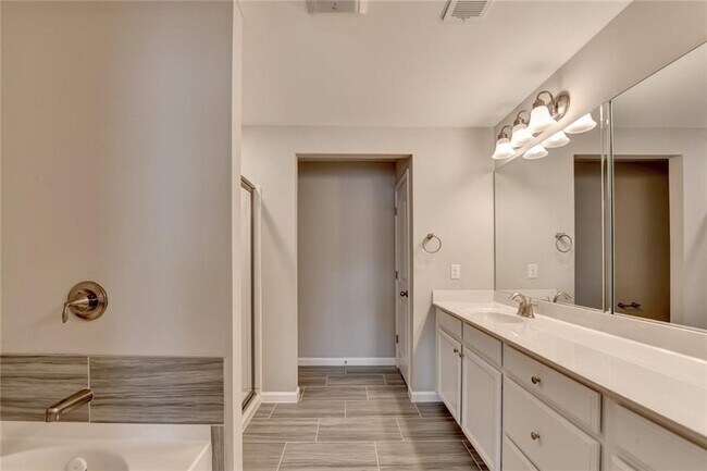 Building Photo - 7245 Heritage Oak Ct
