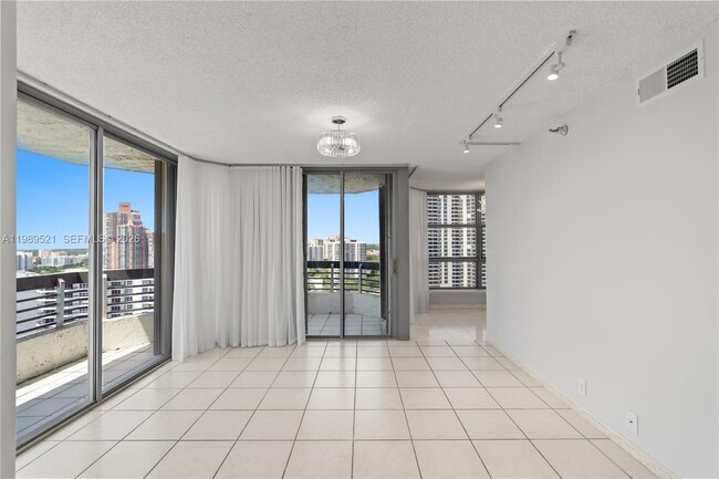 Building Photo - 19101 NE 36th Pl