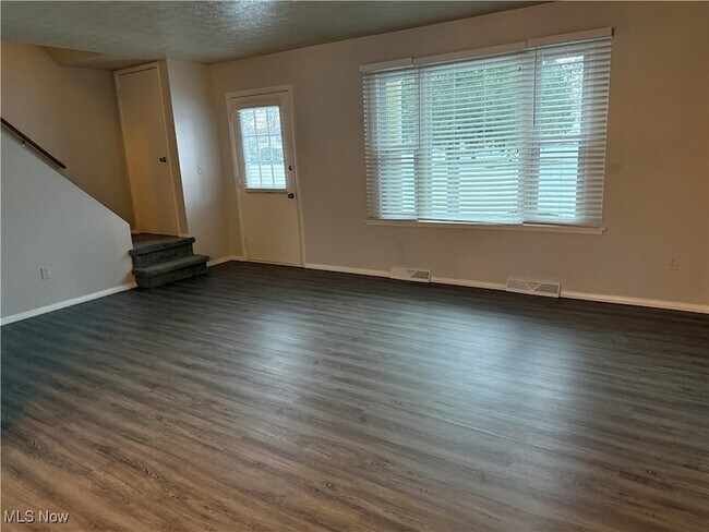 Building Photo - 193 Surrey Ln