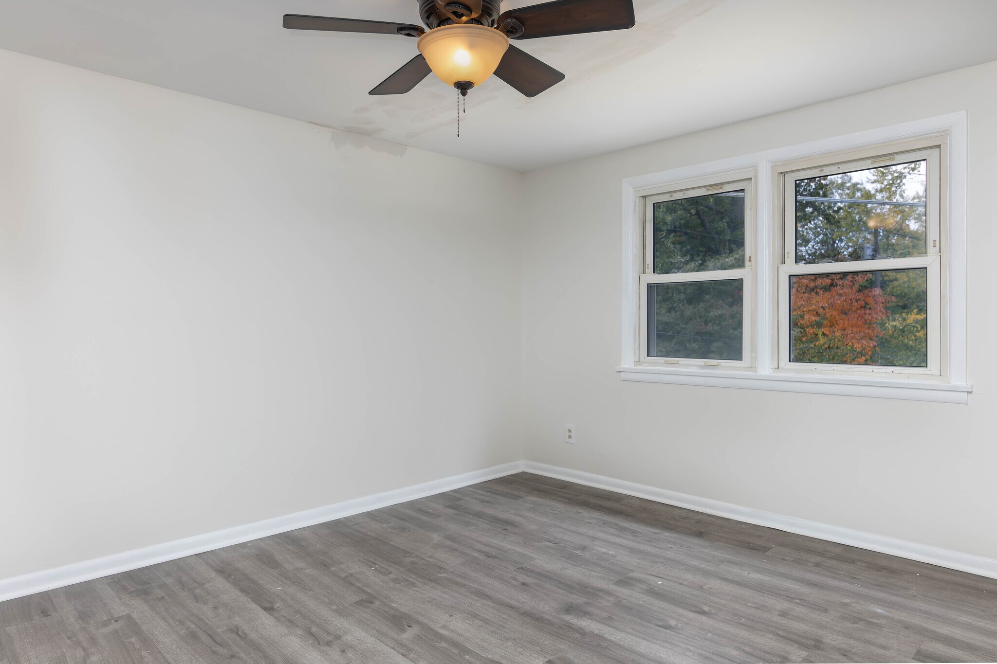 Large upstairs bedroom - 7923 S Rock Hill Rd