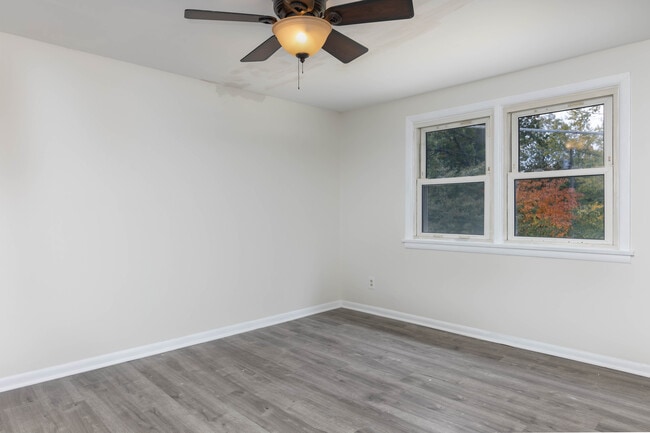Large upstairs bedroom - 7923 S Rock Hill Rd