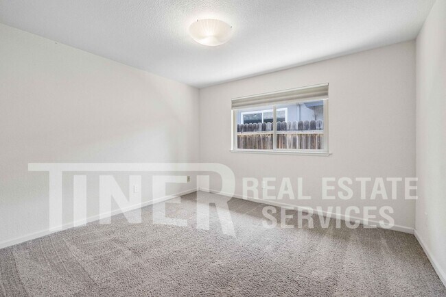 Building Photo - 5541 Ivanhoe Way
