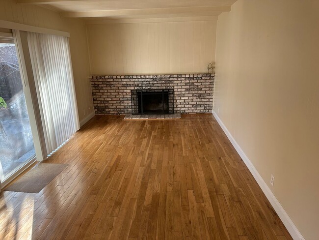 Building Photo - Pleasanton 4 bed/2 bath, Hardwood Floors, ...