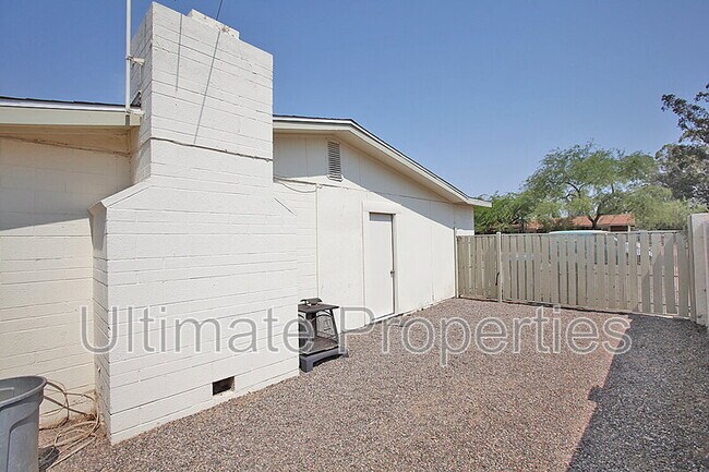Building Photo - 4129 E Bluefield Ave