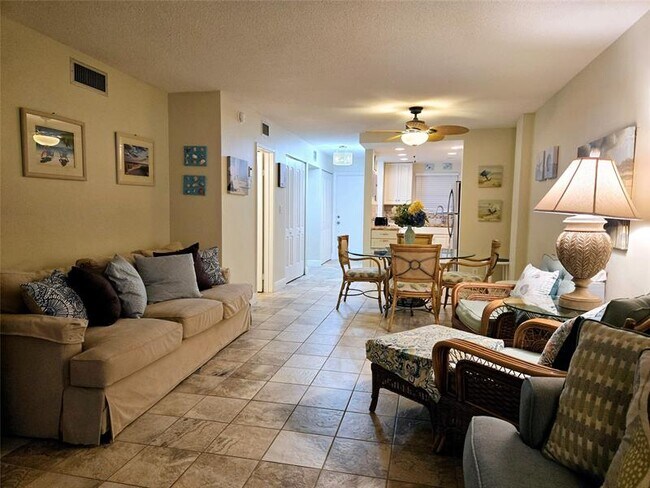 Building Photo - 1161 Hillsboro Mile