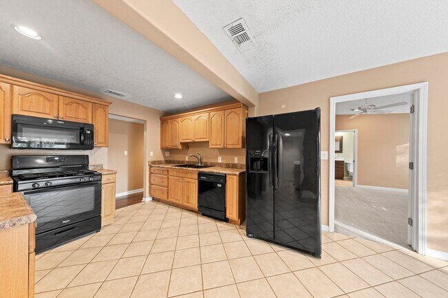 Building Photo - Pet Friendly!  Ideal location to Eglin AFB!!