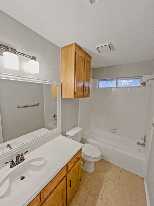 Building Photo - Charming 3 Bed, 2 Bath Home in Prime Fort ...
