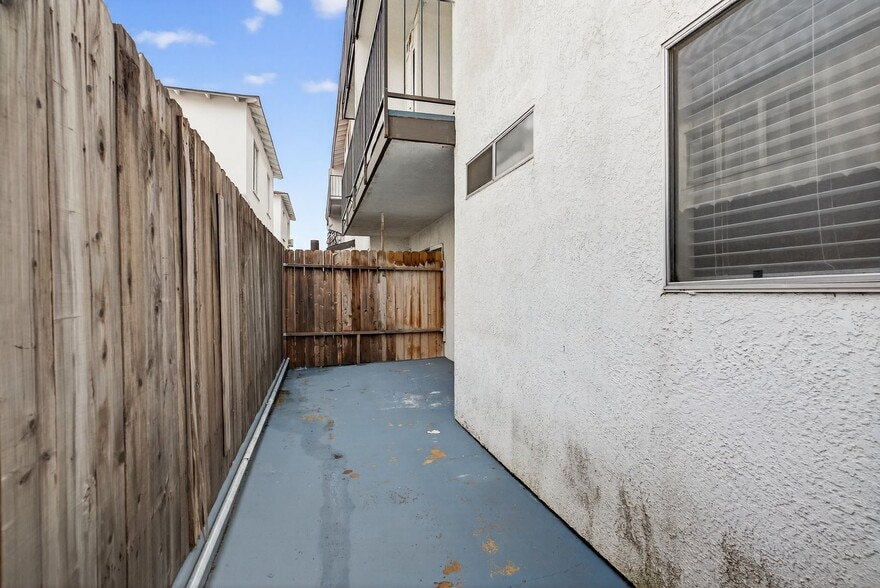 Building Photo - 921 Alamitos Ave