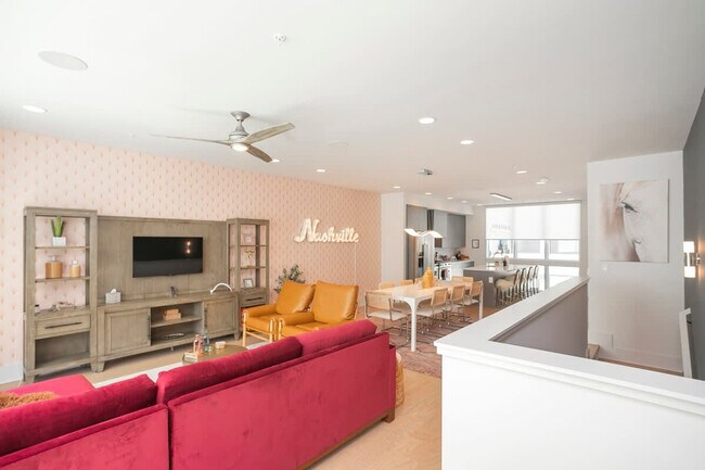 Building Photo - 400 33rd Ave N