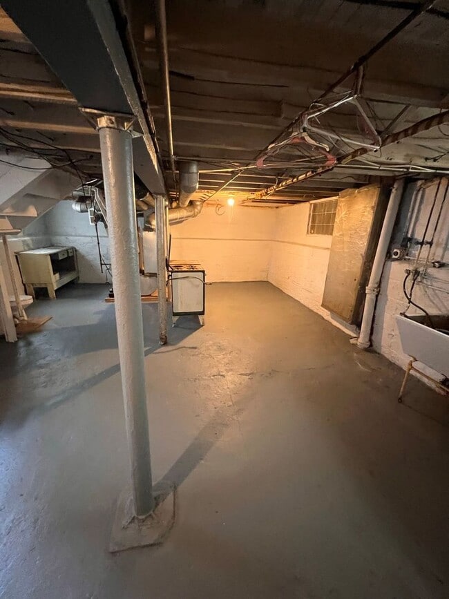 Building Photo - 15912 Parkgrove Ave